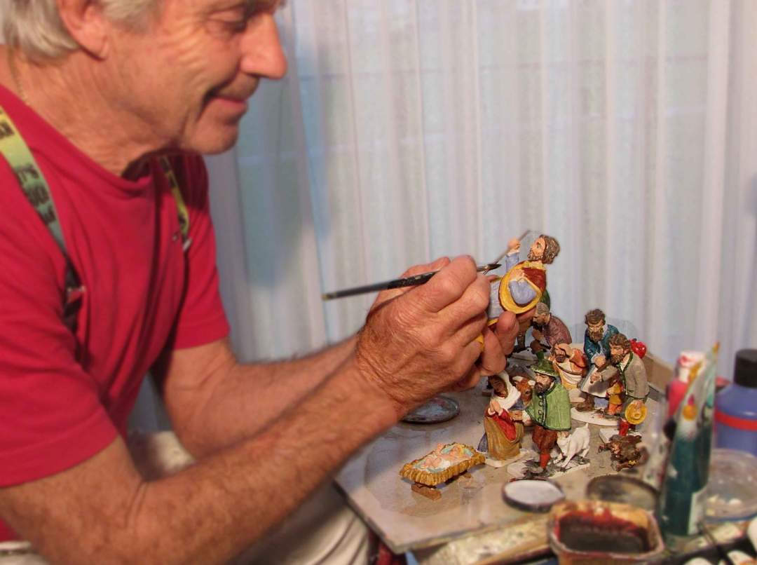Kurt Hillebrand restauriert Krippenfiguren